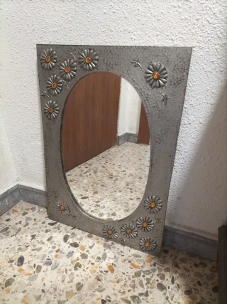 Espejo de estaño con flores naranjas