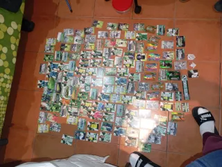 Cartas de fútbol firmadas a 50 cents la unidad