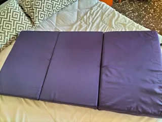 Base y colchón cuna de viaje.