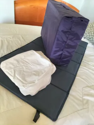 Base y colchón cuna de viaje.