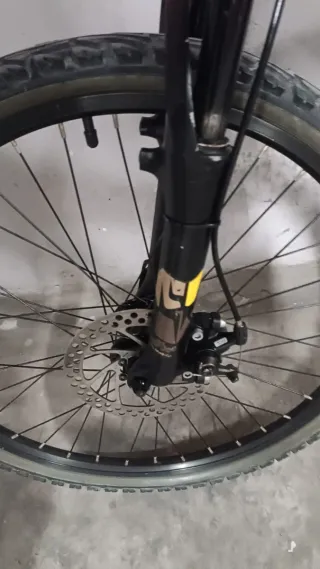 Bicicleta de montaña marrón