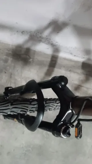 Bicicleta de montaña marrón