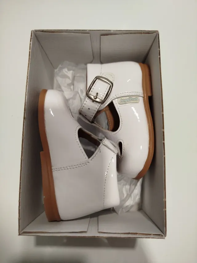 Zapatos charol blancos T-bar niña
