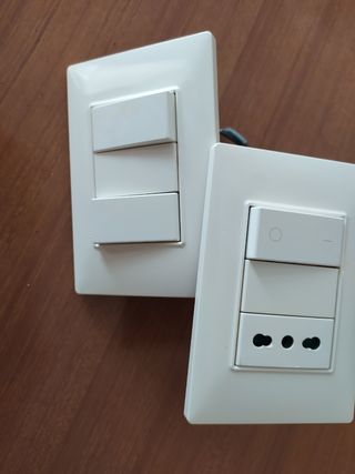 Set 2 placche complete pulsanti e presa elettrica