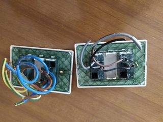 Set 2 placche complete pulsanti e presa elettrica