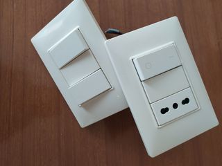 Set 2 placche complete pulsanti e presa elettrica