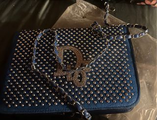 Pochette blu con borchie e logo dorato