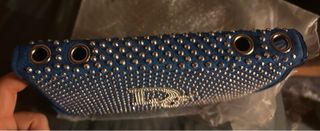 Pochette blu con borchie e logo dorato