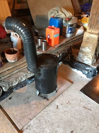 Estufa de leña negra con tubo