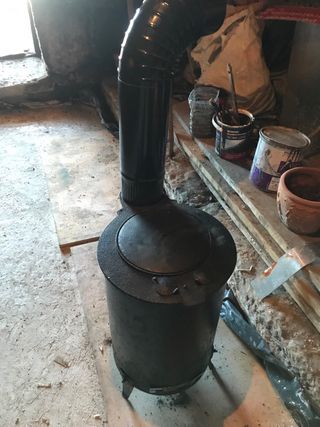 Estufa de leña negra con tubo