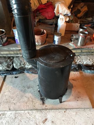 Estufa de leña negra con tubo