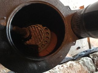 Estufa de leña negra con tubo