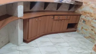 Mueble de madera curvo