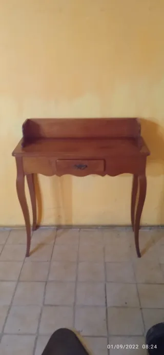 Mueble de madera curvo