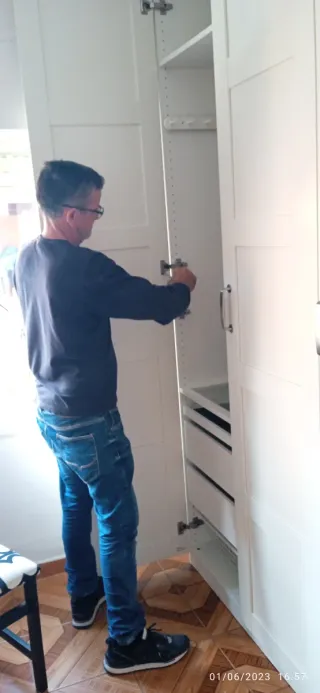 Mueble de madera curvo