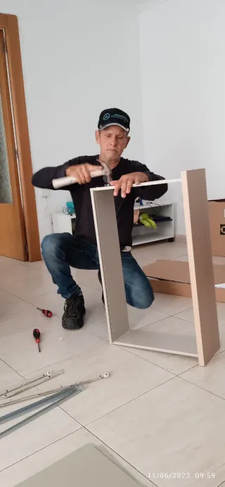 Mueble de madera curvo