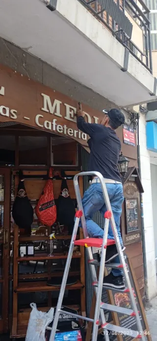 Mueble de madera curvo