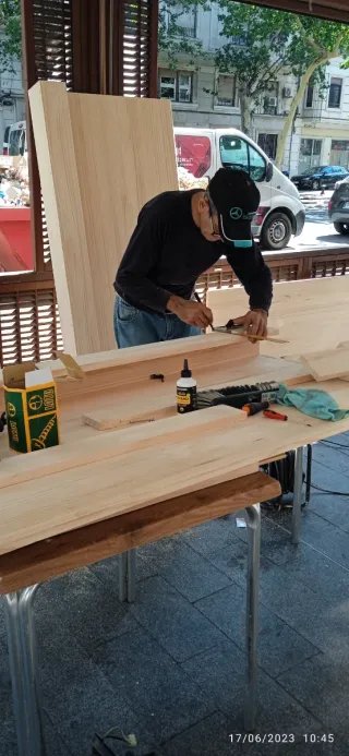 Mueble de madera curvo