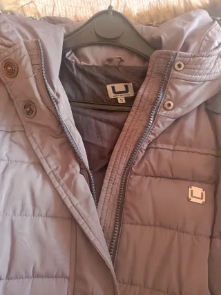 Parka gris con capucha y bolsillos