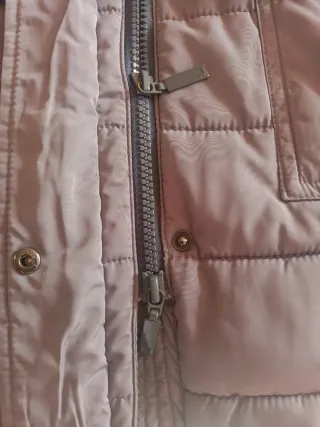 Parka gris con capucha y bolsillos