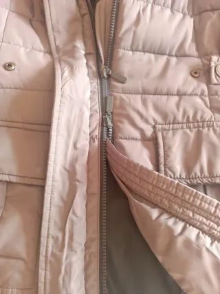 Parka gris con capucha y bolsillos