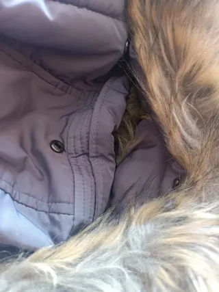 Parka gris con capucha y bolsillos