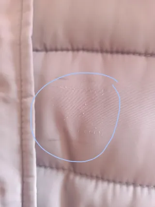 Parka gris con capucha y bolsillos