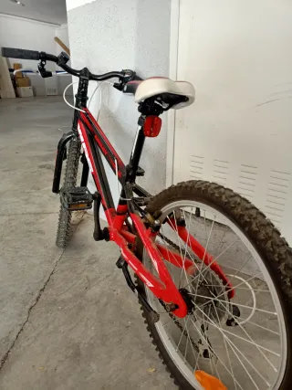 Bicicleta de montaña roja y negra de WRC