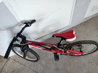 Bicicleta de montaña roja y negra de WRC