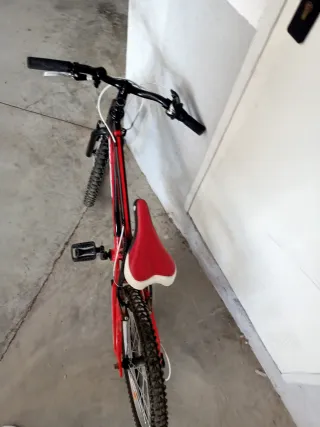 Bicicleta de montaña roja y negra de WRC