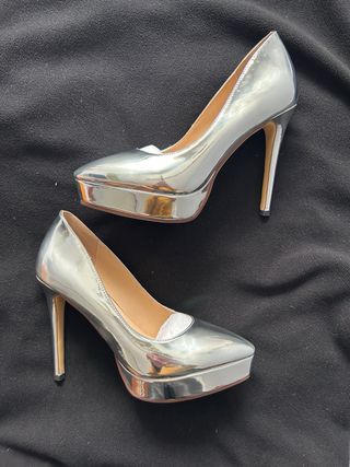 Zapatos de tacón plateados