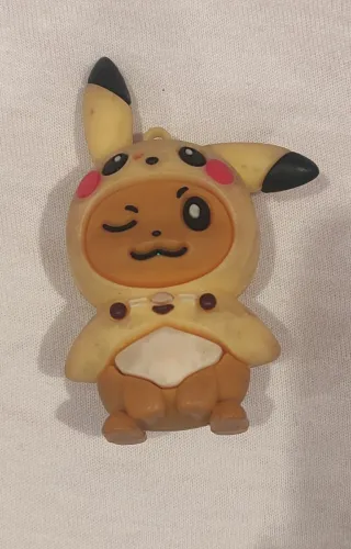 Eevee disfrazado de Pikachu figura