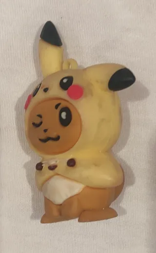 Eevee disfrazado de Pikachu figura