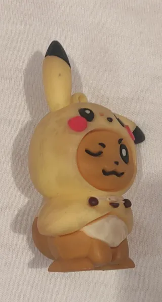 Eevee disfrazado de Pikachu figura