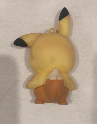 Eevee disfrazado de Pikachu figura