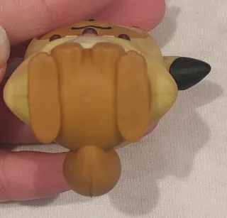 Eevee disfrazado de Pikachu figura