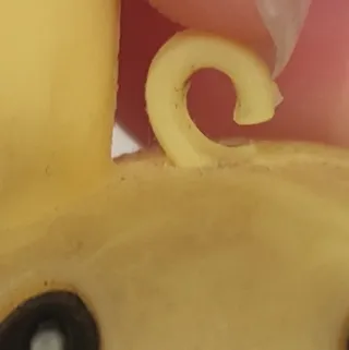 Eevee disfrazado de Pikachu figura