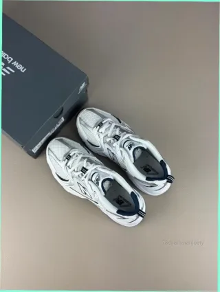 New Balance 530 Plata y Blanco