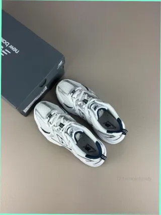 New Balance 530 Plata y Blanco