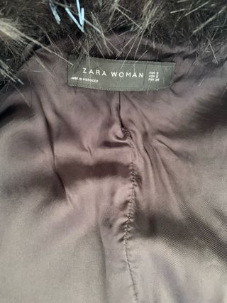 Abrigo negro Zara talla XS con cuello de pelo