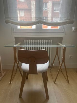 Escritorio cristal y madera. Viene con la silla