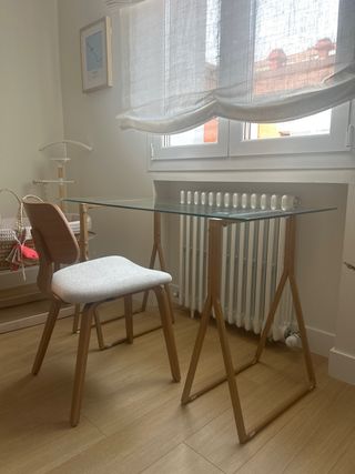 Escritorio cristal y madera. Viene con la silla