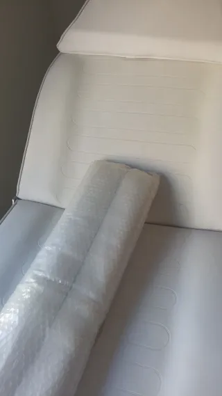 Camilla hidráulica blanca, esta sin usar .