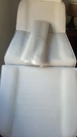 Camilla hidráulica blanca, esta sin usar .