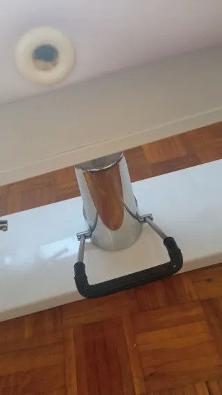 Camilla hidráulica blanca, esta sin usar .