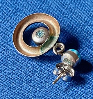 Pendientes plateados con vidrio azul