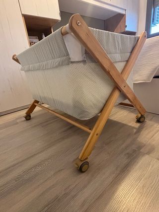 Minicuna de madera con ruedas