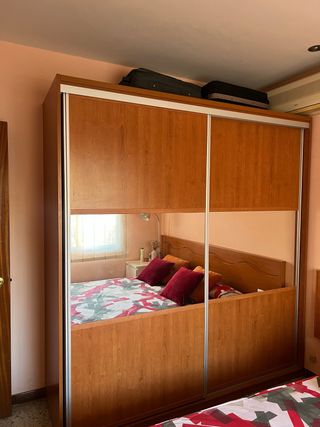 Guardaroba con ante scorrevoli e specchio