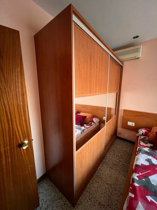 Guardaroba con ante scorrevoli e specchio