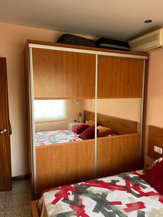 Guardaroba con ante scorrevoli e specchio